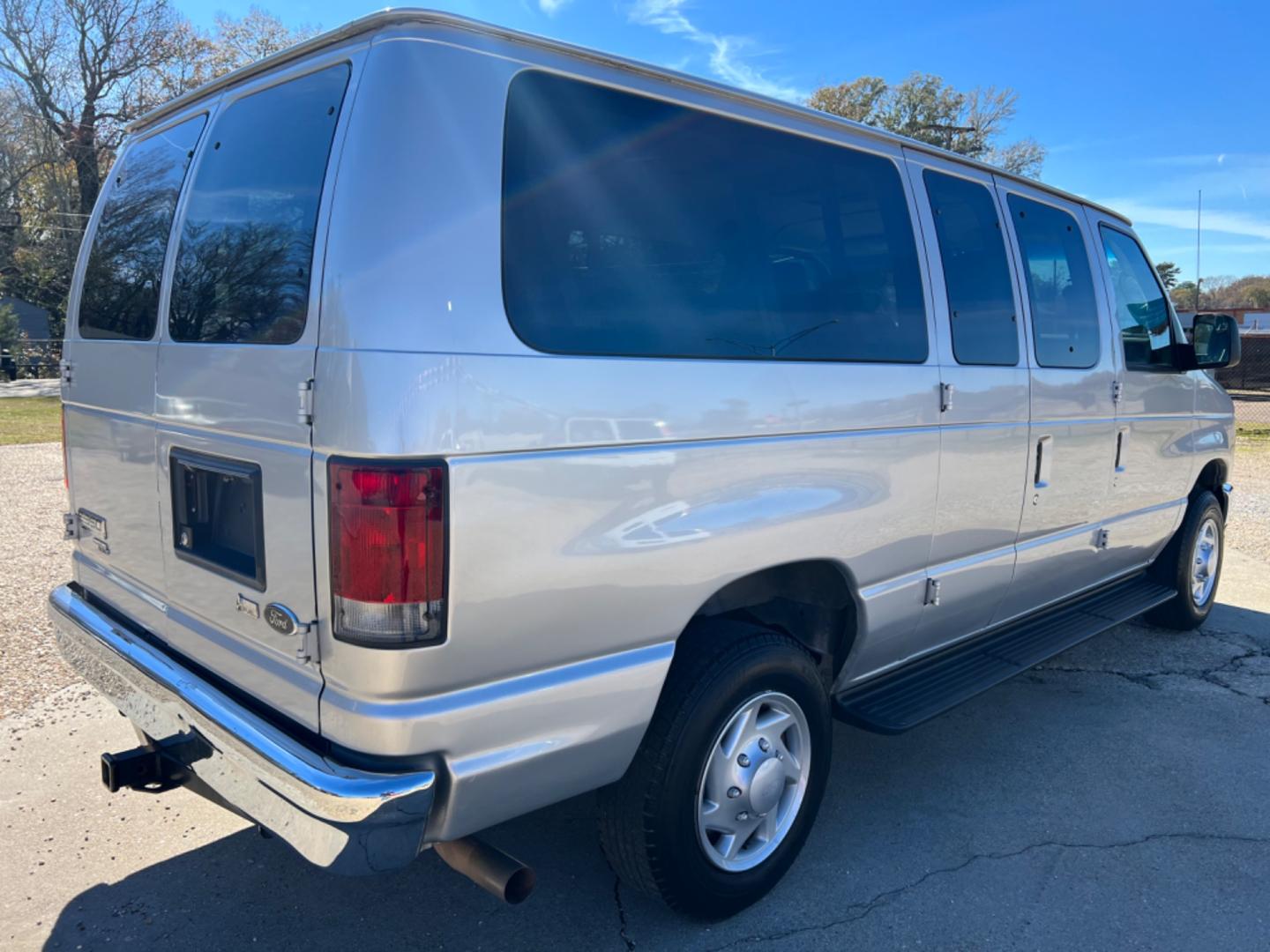 2012 Silver /Gray Ford E-Series Wagon XLT (1FBNE3BL0CD) with an 5.4 V8 engine, Automatic transmission, located at 4520 Airline Hwy, Baton Rouge, LA, 70805, (225) 357-1497, 30.509325, -91.145432 - 2012 Ford E350 XLT 12 Passenger Van 5.4 V8 Gas, 175K Miles, Power Windows & Locks, Interior & Exterior In Good Shape, Radio Needs To Be Changed, Tow Pkg. NO IN HOUSE FINANCING. FOR INFO PLEASE CONTACT JEFF AT 225 357-1497 CHECK OUT OUR A+ RATING WITH THE BETTER BUSINESS BUREAU WE HAVE BEEN A FAMI - Photo#5